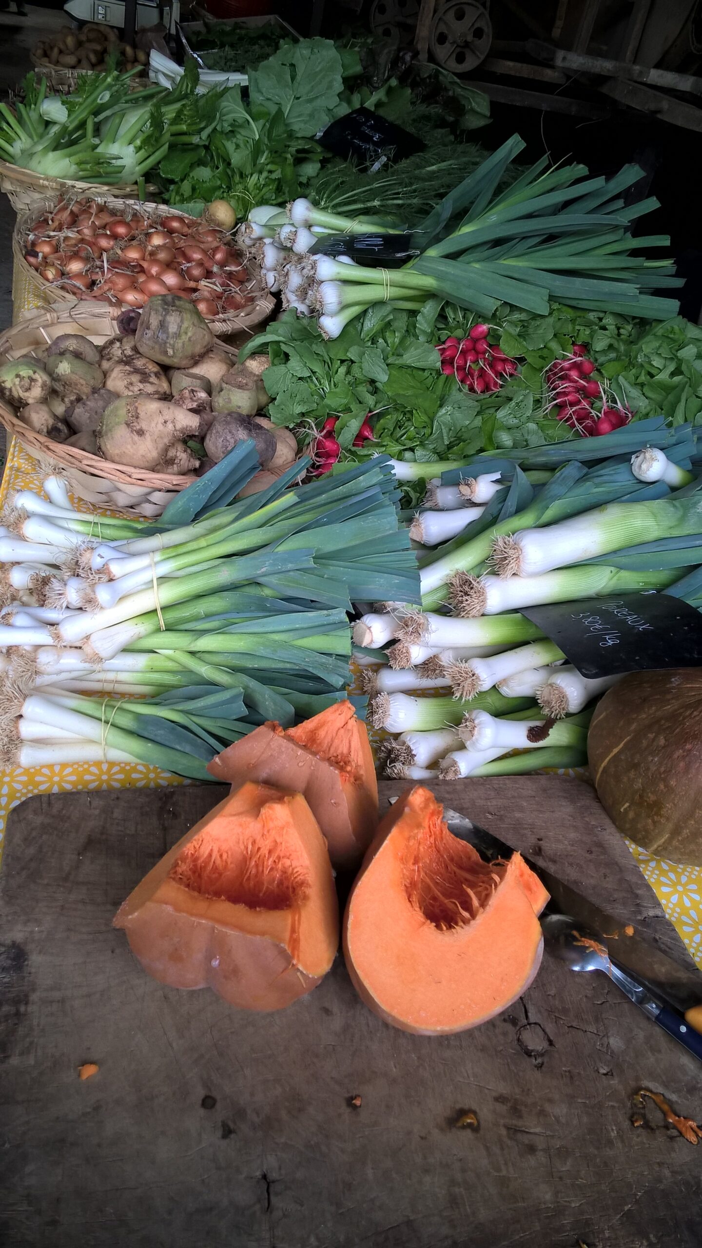 récoltes de légumes de saison de mai sur étal de marché poireaux radis